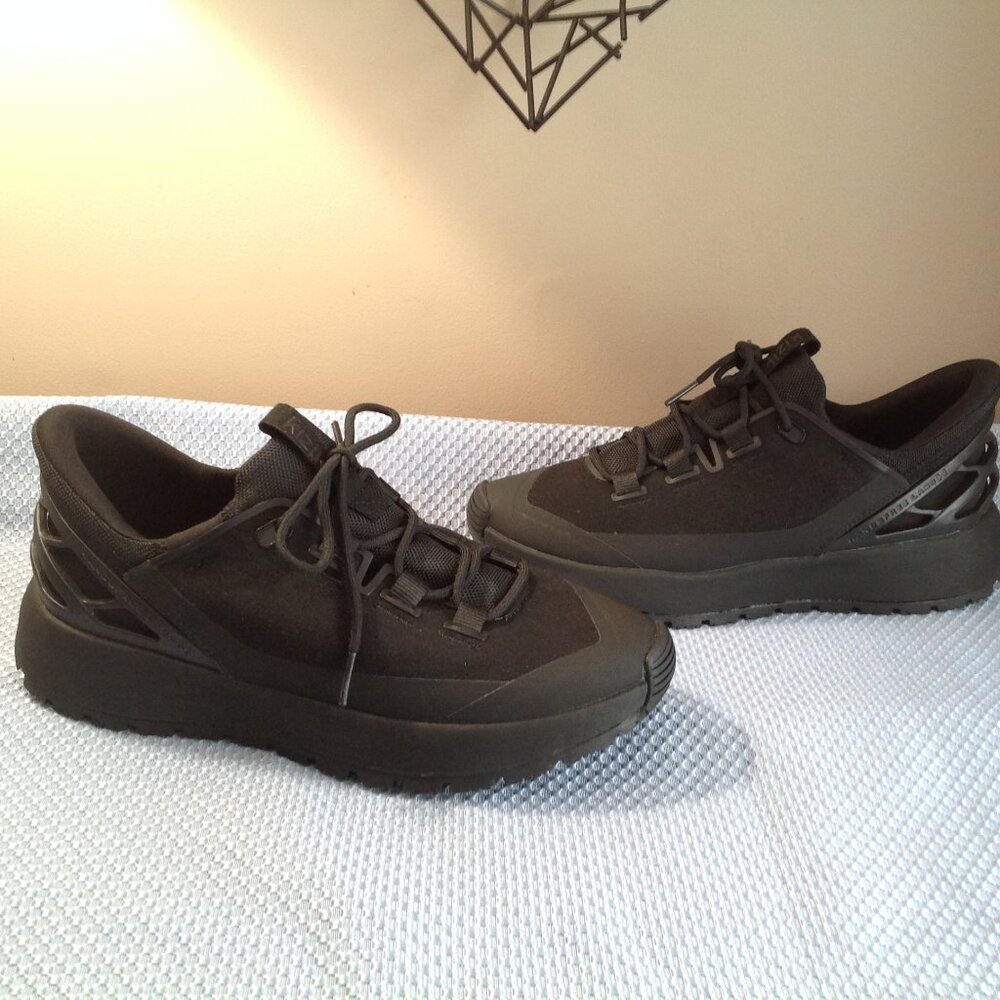 Kizik Wasatch Blackout Black Sneakers Men's 8.5 / Women's 10
